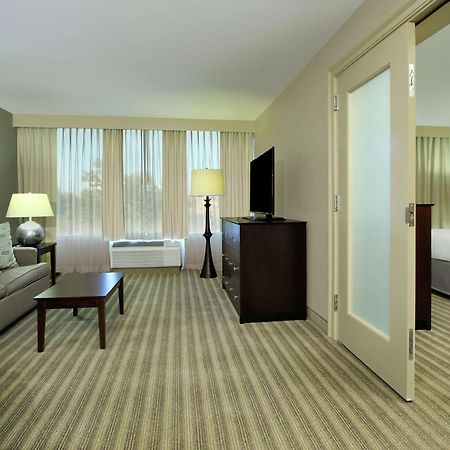 Hotel Doubletree By Hilton Newark Esterno foto