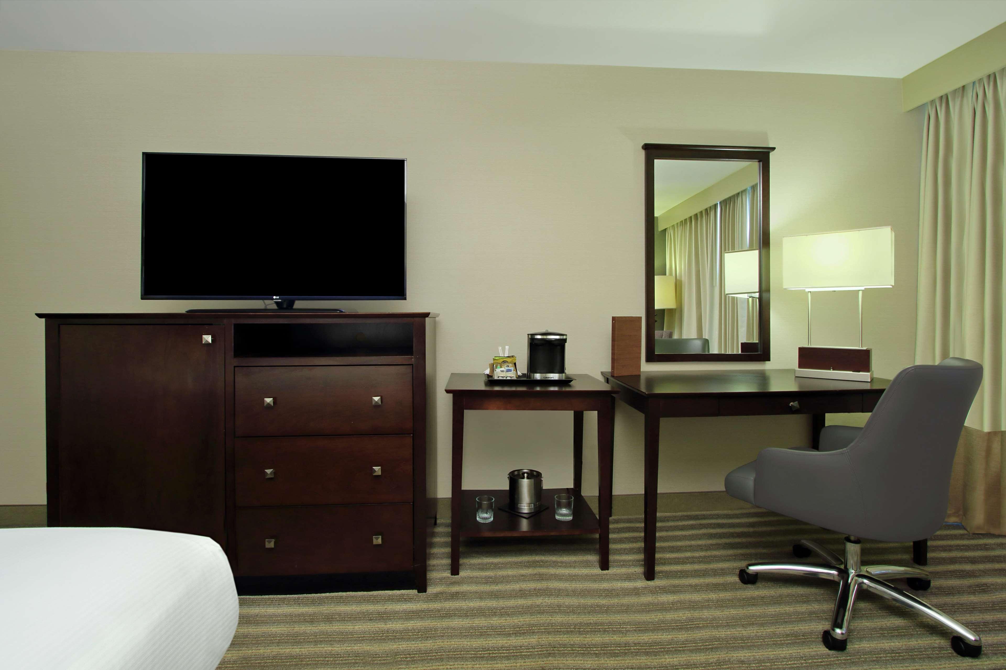 Hotel Doubletree By Hilton Newark Esterno foto